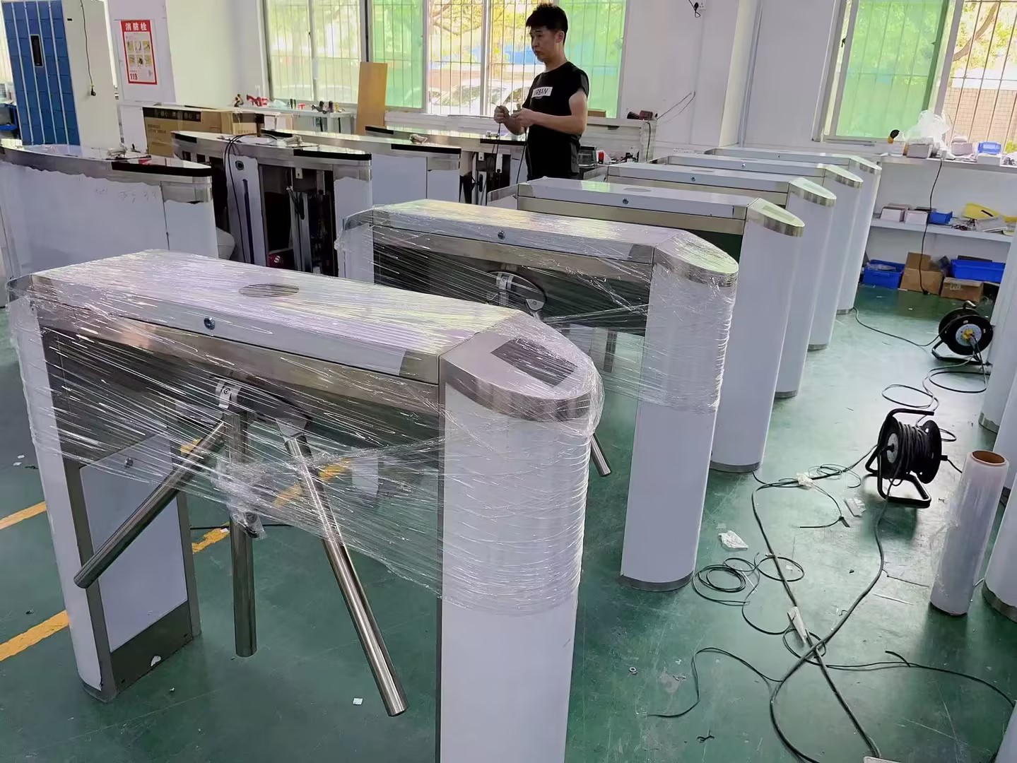 平顶山某政府机关人脸通道闸生产中